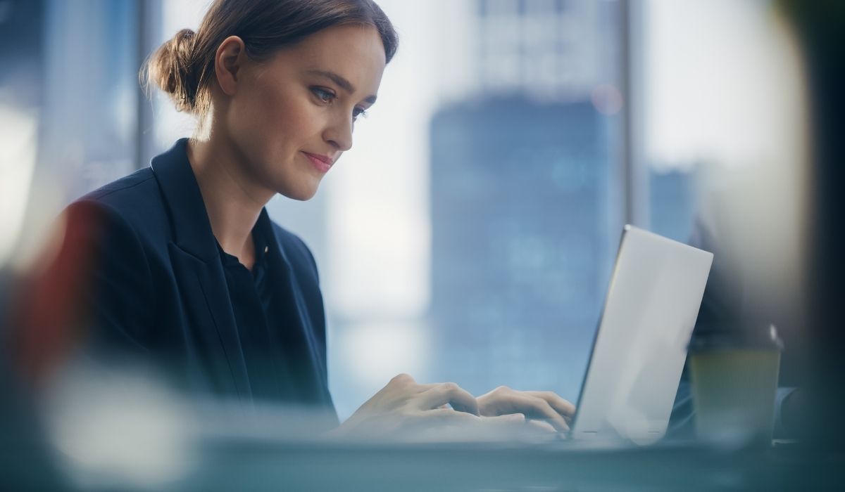 persona che sorride mentre osserva il computer