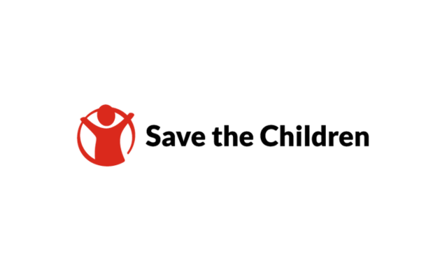 Logo di Save The Children con pittogramma di un bambino in rosso con scritta nera