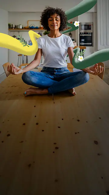 ragazza che fa yoga su un tavolo di legno con a fianco la scritta come ti senti quando con un mutuo credem puoi avere una casa green