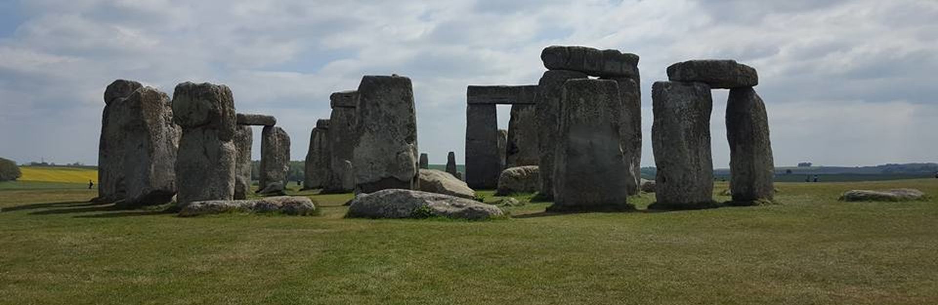 Stonehenge, famoso monumento in Inghilterra, con grandi pietre disposte in cerchio, simbolo di mistero e storia