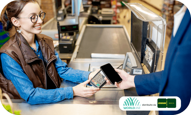 un uomo effettua un pagamento al supermercato utilizzando il suo smartphone