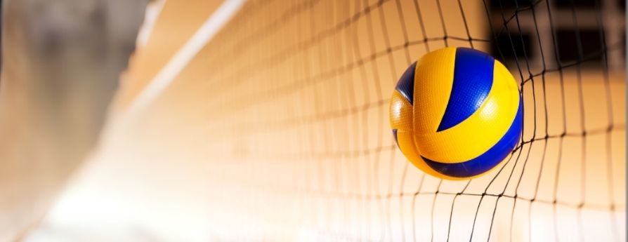 palla di pallavolo che colpisce la rete