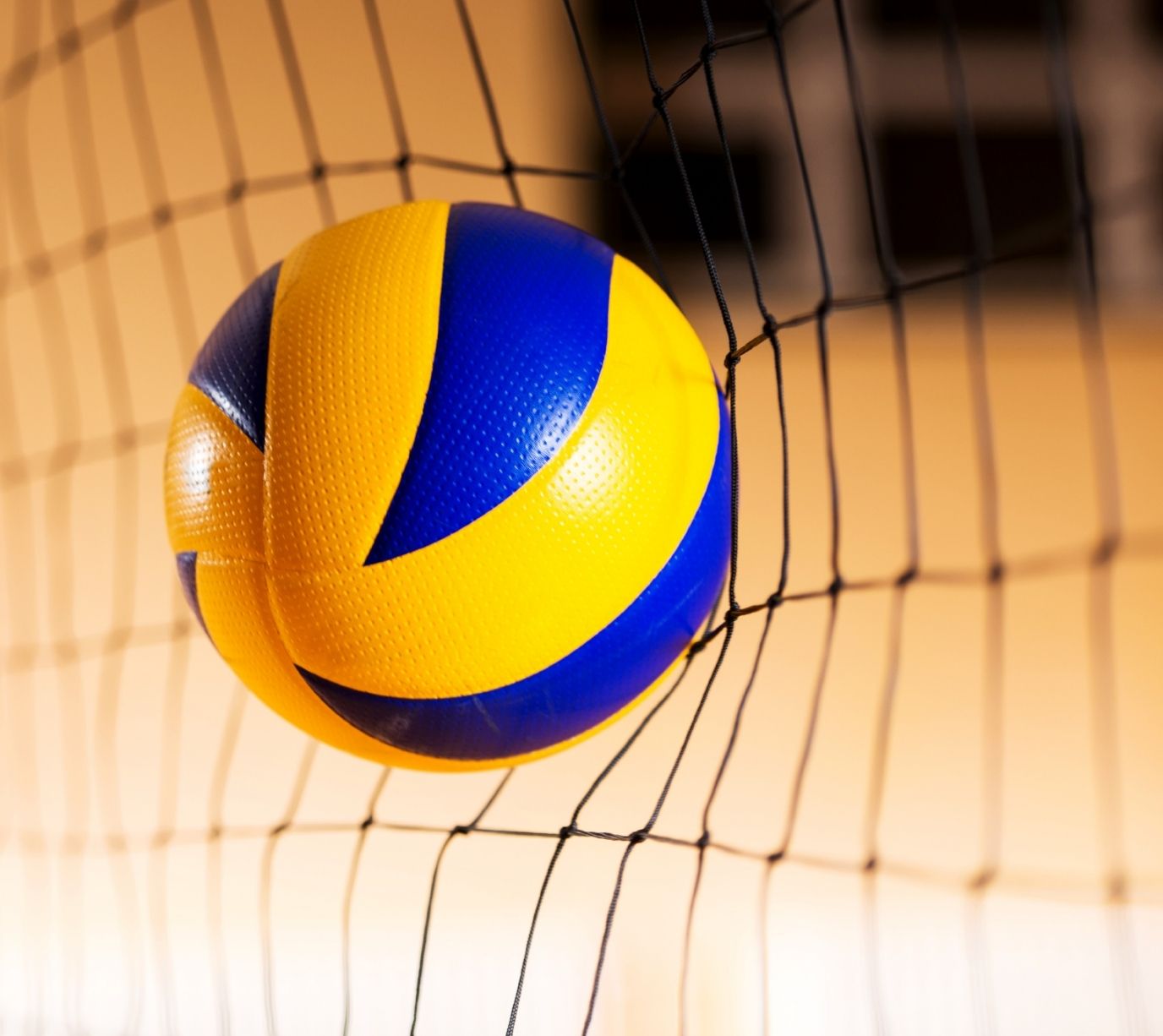 palla di pallavolo che colpisce la rete