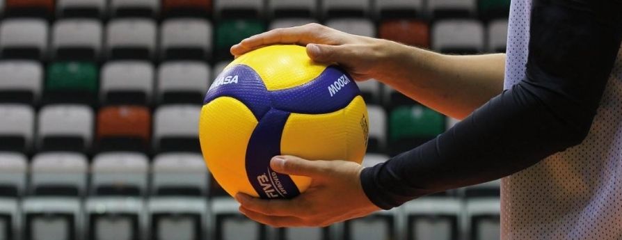 giocatore che tiene tra le mani un pallone da pallavolo